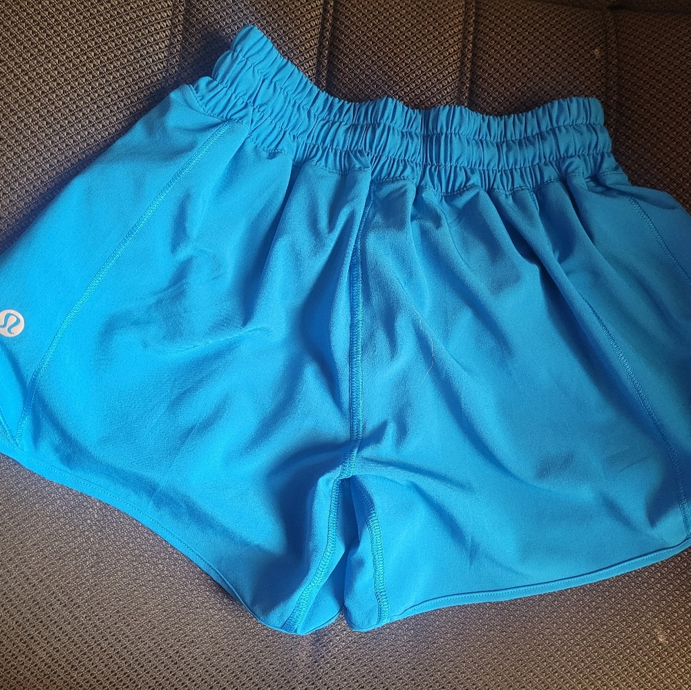 Lululemon Hotty Hot LR 4 " shorts - Size 0